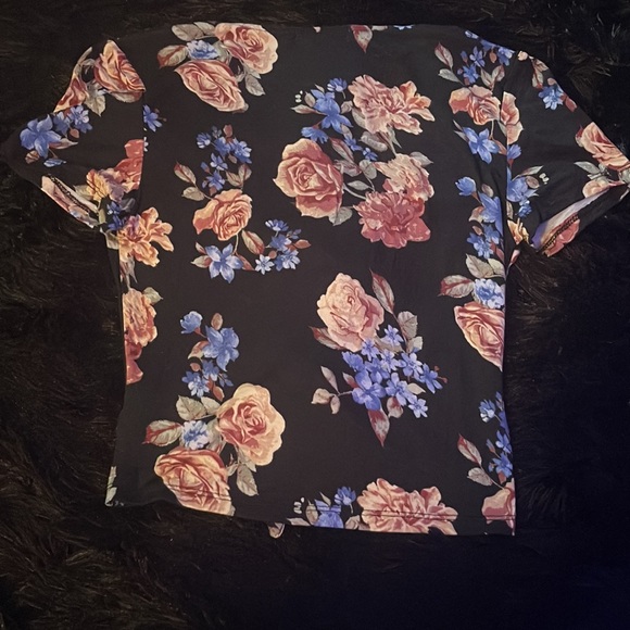 Floral nanamacs crop top tied in the front shirt - Picture 2 of 2